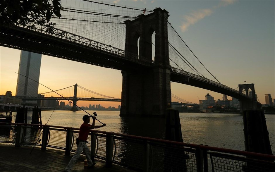 Καύσωνας στη Νέα Υόρκη. Στιγμιότυπο από την «θερμή» Νέα Υόρκη και τη γέφυρα του Μπρούκλιν καθώς συνεχίζεται το κύμα καύσωνα που πλήττει τις ανατολικές των ΗΠΑ.