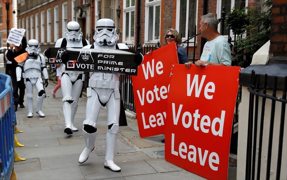 Ο Πόλεμος των Άστρων στους δρόμους του Λονδίνου. Διαδηλωτές υπέρ του Brexit ντυμένοι με τη στολή του χαρακτήρα Stormtrooper της ταινίας «Ο Πόλεμος των Άστρων» διαδηλώνουν στους δρόμους γύρω από το γραφείο του Μπόρις Τζόνσον. Ο Τζόνσον δίχως συγκλονιστικού απροόπτου είναι εκείνος που θα διαδεχτεί την Τερέζα Μέι στην πρωθυπουργία και  την ηγεσία του Συντηρητικού Κόμματος.