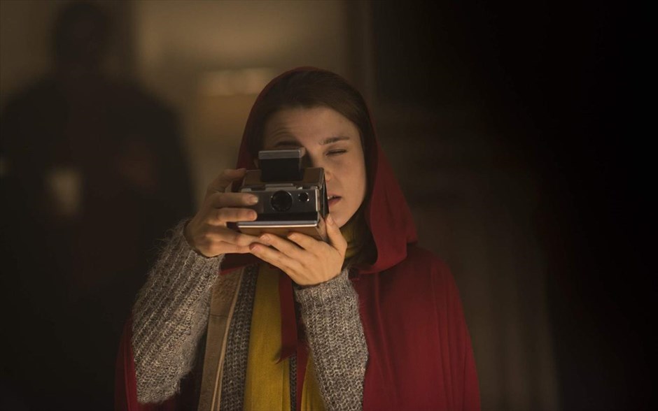 Polaroid. Στη νεανική ταινία τρόμου -από τον παραγωγό των «Σήμα Κινδύνου» και «Η Κατάρα»- η μοναχική έφηβη Μπερντ Φίτσερ δεν έχει ιδέα για τα κρυφά μυστικά που τυλίγουν τη vintage Polaroid φωτογραφική μηχανή που βρήκε τυχαία.&nbsp;Σύντομα, θα ανακαλύψει ότι όσους φωτογραφίζει βρίσκουν τραγικό θάνατο. O εφιάλτης μόλις ξεκίνησε.&nbsp;Η μικρού μήκους ταινία του ανερχόμενου Νορβηγού σκηνοθέτη Λαρς Κλέβμπεργκ από το 2015 μεγάλωσε, και είναι ακόμη πιο τρομακτική.