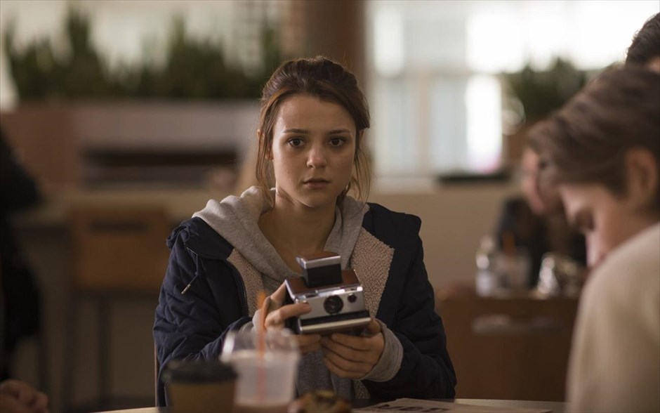 Polaroid. Στη νεανική ταινία τρόμου -από τον παραγωγό των «Σήμα Κινδύνου» και «Η Κατάρα»- η μοναχική έφηβη Μπερντ Φίτσερ δεν έχει ιδέα για τα κρυφά μυστικά που τυλίγουν τη vintage Polaroid φωτογραφική μηχανή που βρήκε τυχαία.&nbsp;Σύντομα, θα ανακαλύψει ότι όσους φωτογραφίζει βρίσκουν τραγικό θάνατο. O εφιάλτης μόλις ξεκίνησε.&nbsp;Η μικρού μήκους ταινία του ανερχόμενου Νορβηγού σκηνοθέτη Λαρς Κλέβμπεργκ από το 2015 μεγάλωσε, και είναι ακόμη πιο τρομακτική.