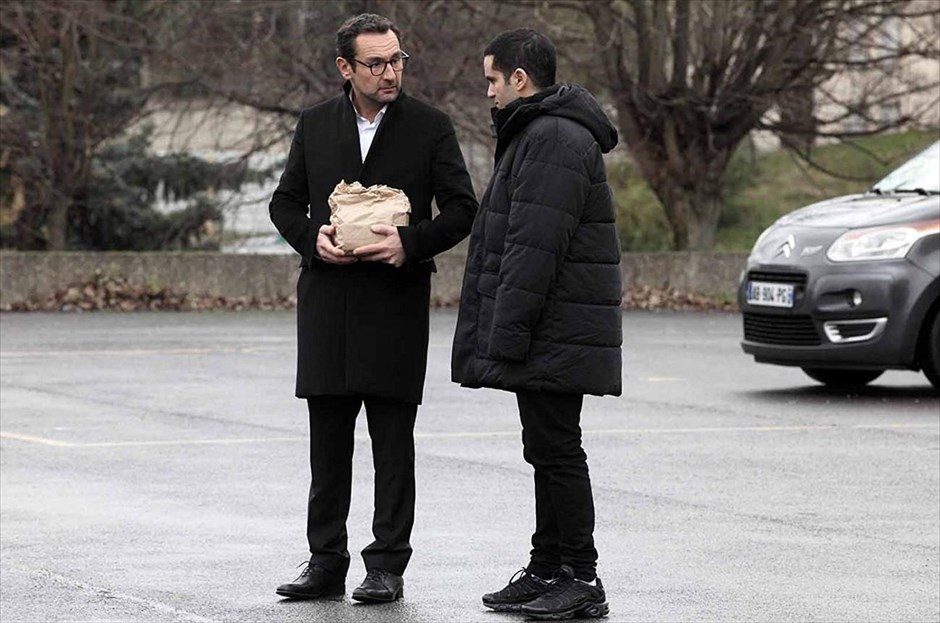 «Τα Παράπονά σας στον Έφορο». Στη γαλλική κωμωδία του Μοχάμεντ Χαμιντί, με τον Ζιλ Λελούς, ο Φρεντ είναι ένας πετυχημένος επιχειρηματίας που έχει μπλέξει άσχημα. Μόλις έκλεισε το σπουδαιότερο συμβόλαιο της καριέρας του αλλά οι ελεγκτές της εφορίας απειλούν να του κλείσουν την εταιρεία, εξαιτίας μίας φορολογικής απάτης…&nbsp;ενώ η λύση του προβλήματος είναι χειρότερη από το ίδιο το πρόβλημα!