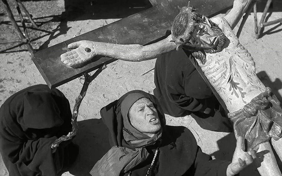 «Η Έβδομη Σφραγίδα». Στη θρυλική δημιουργία του Ίνγκμαρ Μπέργκμαν, ο Μαξ φον Σίντοφ παίζει σκάκι με τον Θάνατο προσπαθώντας&nbsp;να κερδίσει χρόνο ώστε να βρει απαντήσεις στις υπαρξιακές του αγωνίες και τα μεταφυσικά του προβλήματα.