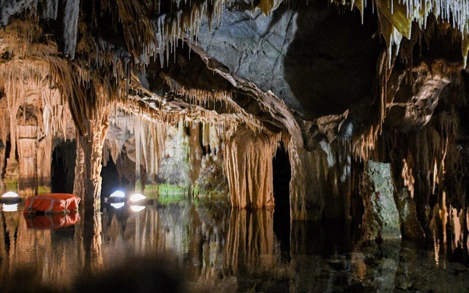Βόλτα στο σπήλαιο Διρού . Φωτογραφία μέσα από το εντυπωσιακό σπήλαιο Γλυφάδα (ή Βλυχάδα) Διρού, στα δυτικά παράλια της λακωνικής χερσονήσου.