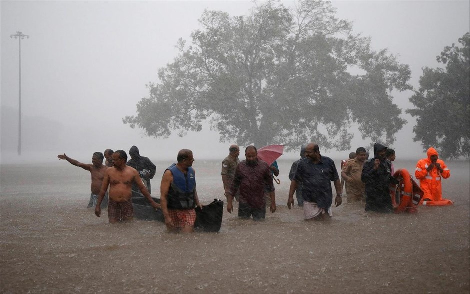 Διασώστες εν δράσει. Διασώστες περιφέρονται σε πλημμυρισμένους δρόμους έπειτα από έντονη βροχόπτωση στις περιοχές γύρω από το Κόχι (Ινδία). 