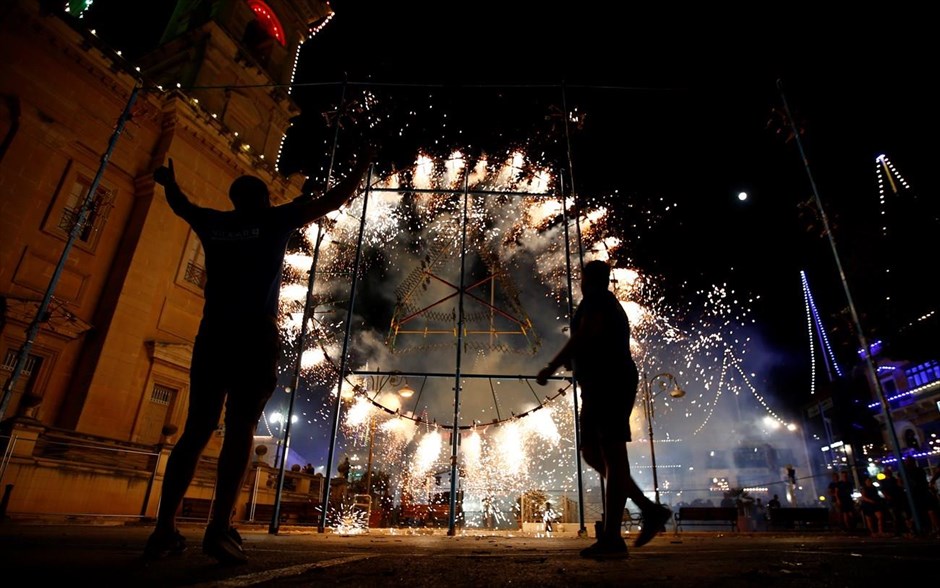 Εορτασμοί για τον Δεκαπενταύγουστο στη Μάλτα. Κόσμος γιορτάζει με πυροτεχνήματα την Κοίμηση της Θεοτόκου στη Μόστα (Μάλτα). 