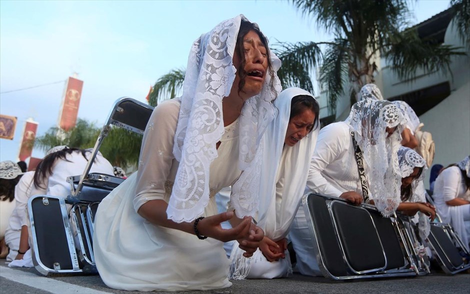 Προσευχές για τον ηγέτη. Μέλη της θρησκευτικής ομάδας «Το φως του κόσμου» προσεύχονται, στην Γκουανταλαχάρα(Μεξικό), για τον αρχηγό τους Χοακίν Γκαρσία ο οποίος συνελήφθη στην Καλιφόρνια. 