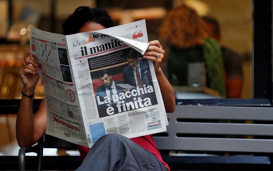Πολιτική αβεβαιότητα στην Ιταλία. Μία γυναίκα στη Ρώμη διαβάζει εφημερίδα με πρωτοσέλιδο την παραίτηση του πρωθυπουργού της χώρας Τζουζέπε Κόντε. Το σχετικό θέμα στο πρωτοσέλιδο έχει τίτλο «Η ευημερία τέλειωσε». 