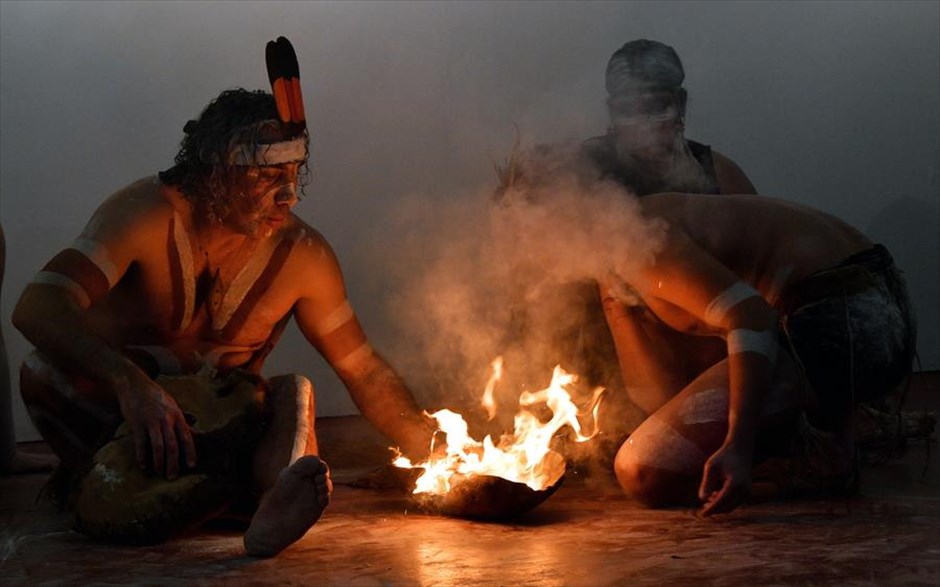 Παραδοσιακή τελετή απο Αυστραλούς ιθαγενείς στην Αδελαΐδα. Παραδοσιακή τελετή απο Αυστραλούς ιθαγενείς στην Αδελαΐδα