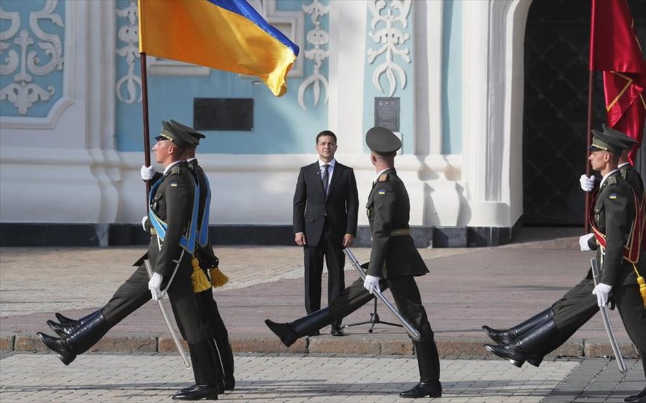 Εθνική μέρα σημαίας στην Ουκρανία. Ο πρόεδρος της Ουκρανίας Βολοντίμιρ Ζελένσκι επιβλέπει το άγημα κατά την διάρκεια των εορτασμών για την εθνική μέρα σημαίας στην πλατεία Αγίας Σοφίας στο Κίεβο. 