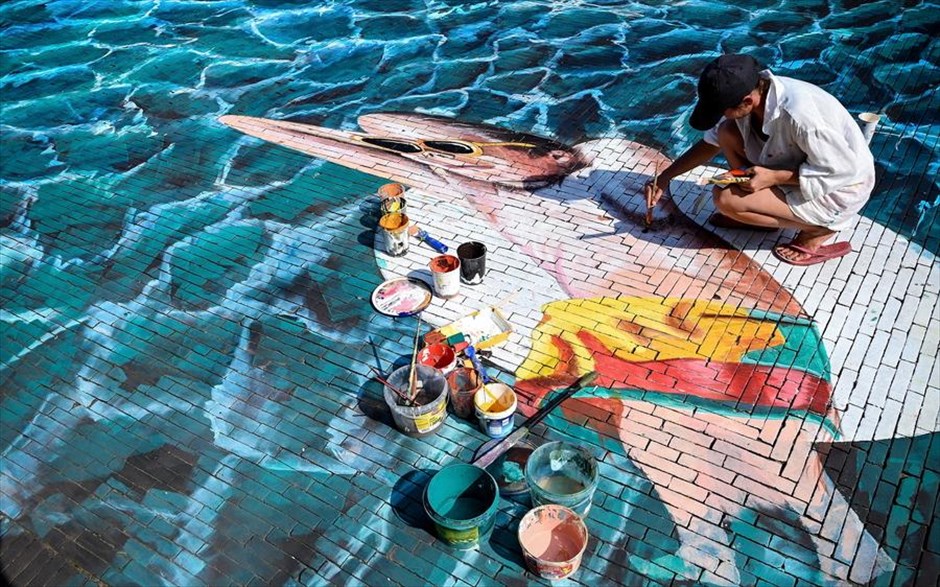 Τέχνη του δρόμου. Καλλιτέχνης ζωγραφίζει σε δρόμο της Γερμανίας στο πλαίσιο διεθνούς διαγωνισμού 