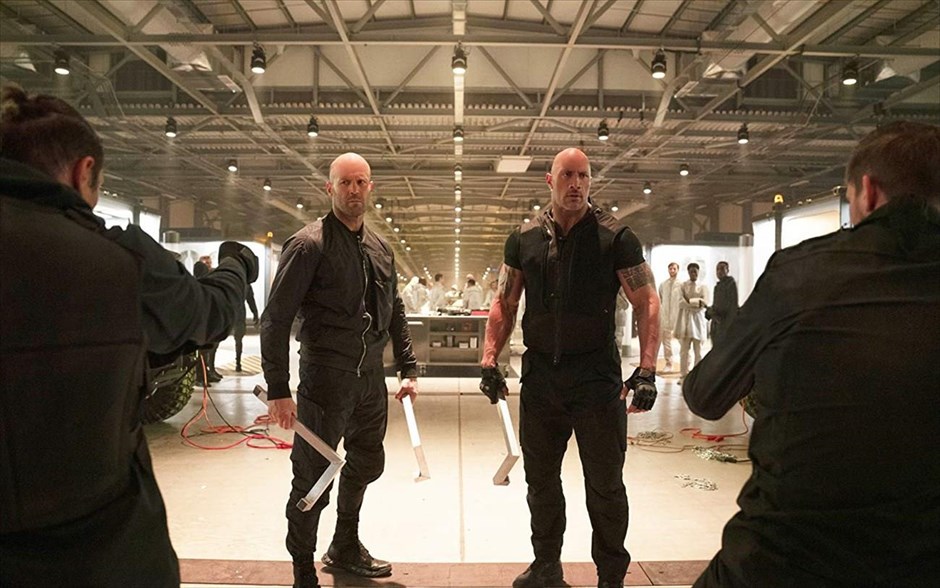 Fast & Furious: Hobbs & Shaw. Ο Χομπς και ο Σο (Ντουέιν Τζόνσον και Τζέισον Στέιθαμ) είναι οι άσπονδοι φίλοι που θα αναγκαστούν να παραμερίσουν τις διαφορές τους και να συμφωνήσουν σε μια άβολη συνεργασία για το γενικότερο καλό.&nbsp;