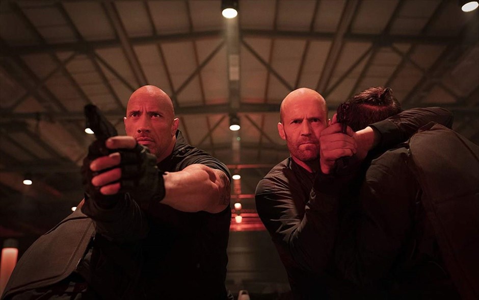 Fast & Furious: Hobbs & Shaw. Ο Χομπς και ο Σο (Ντουέιν Τζόνσον και Τζέισον Στέιθαμ) είναι οι άσπονδοι φίλοι που θα αναγκαστούν να παραμερίσουν τις διαφορές τους και να συμφωνήσουν σε μια άβολη συνεργασία για το γενικότερο καλό.&nbsp;