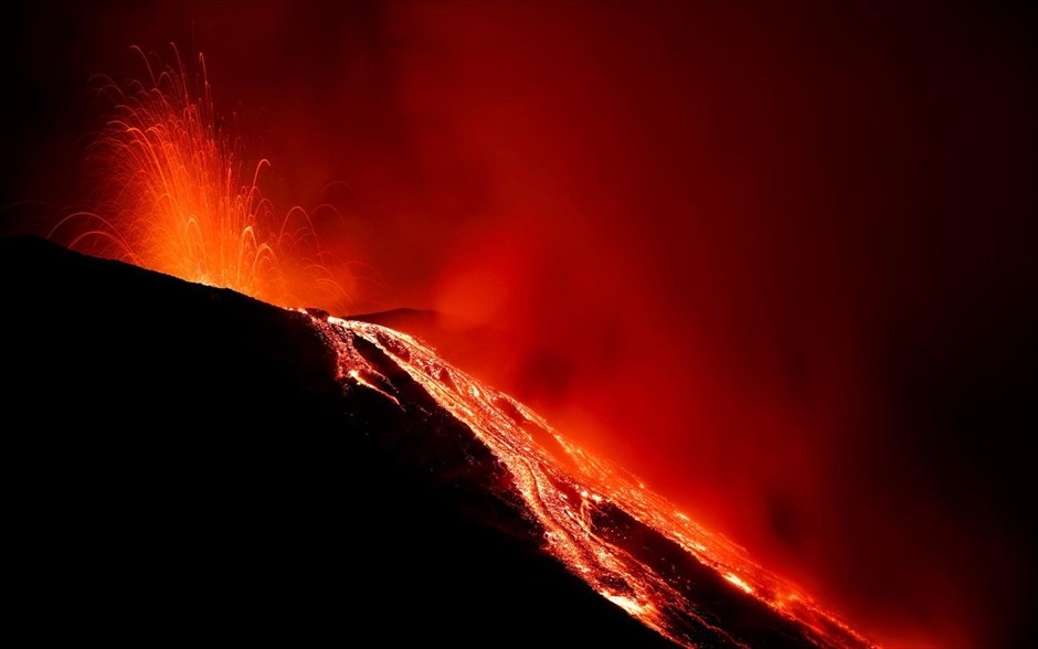 Το ηφαίστειο Στρομπόλι. Η λάβα ξεχύνεται απο το ηφαίστειο Στρομπόλι στην Ιταλία