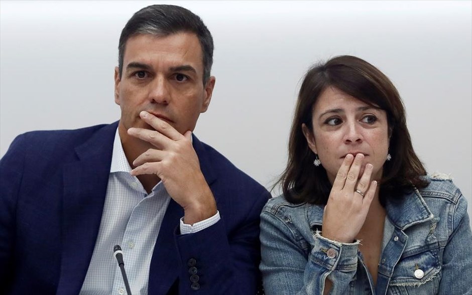 Προβληματισμένοι σοσιαλιστές. Ο Ισπανός πρωθυπουργός και η γενική γραμματέας τους ισπανικου σοσιαλιστικού κόμματος παρακολουθούν συνεδρίαση στην Μαδρίτη.
