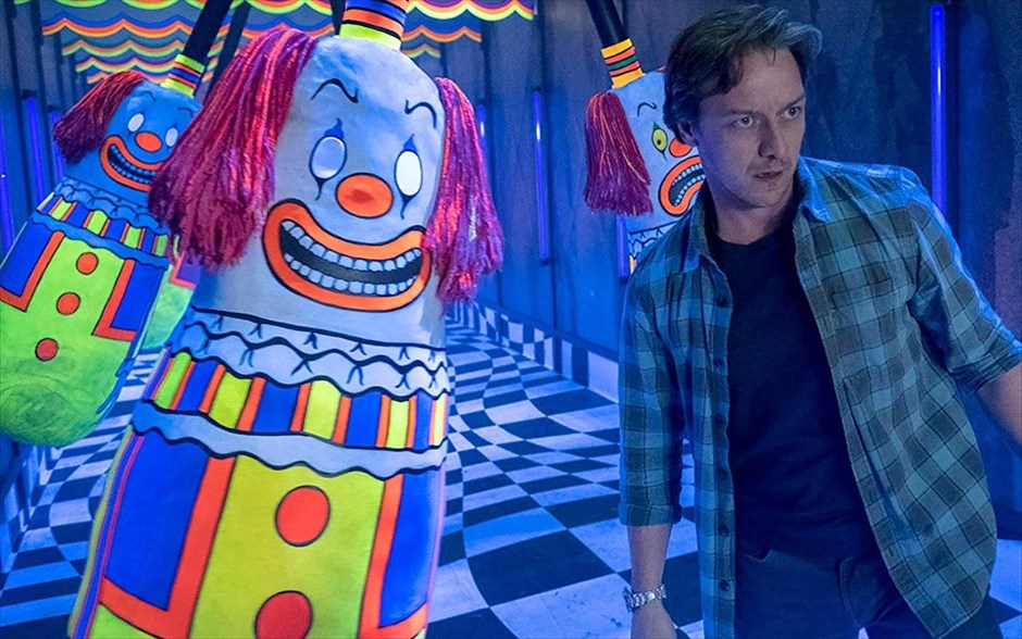 Το Αυτό Κεφάλαιο 2. Με φανατικούς αναγνώστες σε όλο τον κόσμο, ένα από τα πιο αγαπημένα βιβλία τρόμου του πολυγραφότατου Στίβεν Κινγκ μεταφέρεται, για δεύτερη φορά, στη μεγάλη οθόνη, πάλι από τον Αντρέ Μουσιέτι.&nbsp;Ενήλικοι, πλέον, οι φίλοι που σχηματίζουν την παρέα της «Λέσχης των Χαμένων» έρχονται αντιμέτωποι με το εφιαλτικό παρελθόν τους και συγκεκριμένα με τον αιμοδιψή κλόουν Πένιγουαϊζ,&nbsp;ο οποίος επανεμφανίζεται στις ζωές τους αποφασισμένος, αυτήν τη φορά, να τους κάνει δικούς του.