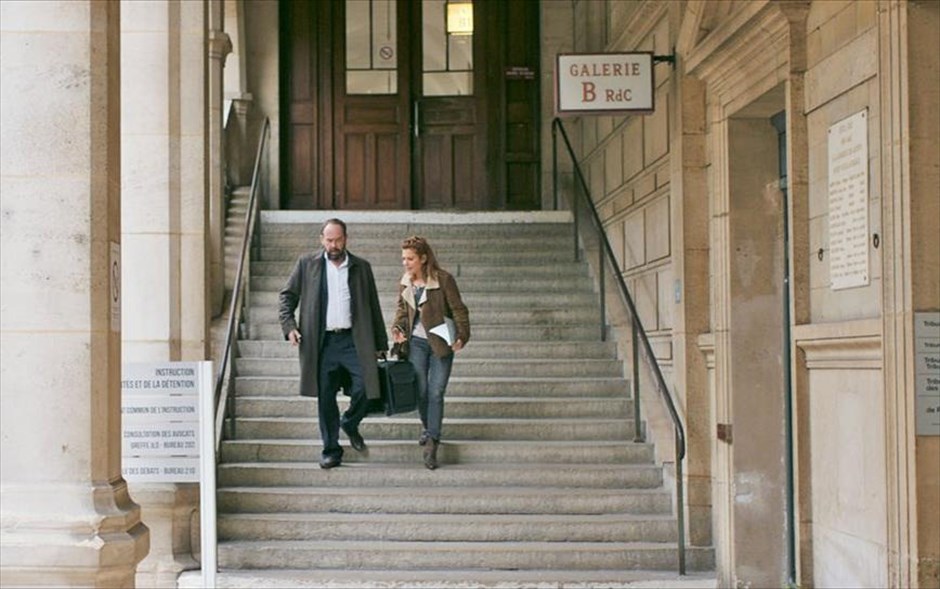 Η Εμμονή. Στο δικαστικό δράμα του Αντουάν Ρεμπόλ, το οποίο είναι βασισμένο σε αληθινά γεγονότα μιας πολύκροτης υπόθεσης που δίχασε τη Γαλλία, ο Ζακ κατηγορείται για τον φόνο της γυναίκας του.&nbsp;Η ένορκος στην πρώτη δίκη, η Νόρα, πεπεισμένη για την αθωότητά του και φοβούμενη δικαστικό λάθος, πείθει έναν επιφανή δικηγόρο να τον αναλάβει για το εφετείο. Μαζί, δίνουν μια λυσσαλέα μάχη κατά της αδικίας&nbsp;και, ενώ η θηλιά σφίγγει γύρω από εκείνον που όλοι κατηγορούν, η αναζήτηση της αλήθειας γίνεται εμμονή για τη Νόρα.