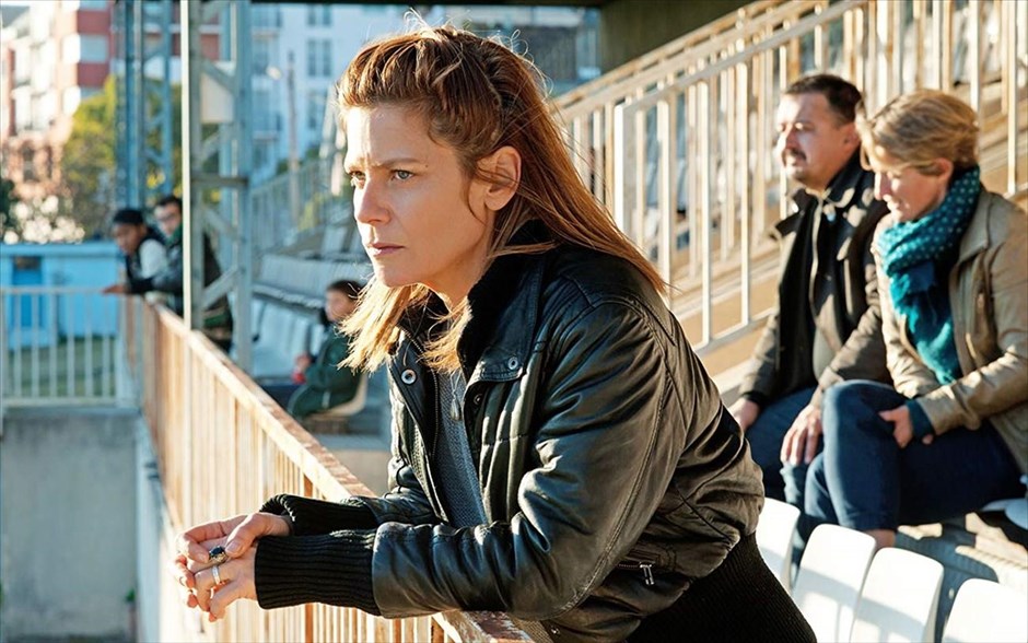 Η Εμμονή. Στο δικαστικό δράμα του Αντουάν Ρεμπόλ, το οποίο είναι βασισμένο σε αληθινά γεγονότα μιας πολύκροτης υπόθεσης που δίχασε τη Γαλλία, ο Ζακ κατηγορείται για τον φόνο της γυναίκας του.&nbsp;Η ένορκος στην πρώτη δίκη, η Νόρα, πεπεισμένη για την αθωότητά του και φοβούμενη δικαστικό λάθος, πείθει έναν επιφανή δικηγόρο να τον αναλάβει για το εφετείο. Μαζί, δίνουν μια λυσσαλέα μάχη κατά της αδικίας&nbsp;και, ενώ η θηλιά σφίγγει γύρω από εκείνον που όλοι κατηγορούν, η αναζήτηση της αλήθειας γίνεται εμμονή για τη Νόρα.