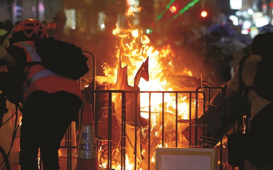 Το Χονγκ Κονγκ φλέγεται... . Οι διαδηλώσεις συντηρούν το κλίμα αναταραχής στο Χονγκ Κονγκ. Το Σαββατοκύριακο ξεκίνησε νέος γύρος διαδηλώσεων στην πρωτεύουσα του Χονγκ Κονγκ, με τους διαδηλωτές να προσπαθούν ανεπιτυχώς να κάνουν νέα κατάληψη στο διεθνές αεροδρόμιο της πόλης. Χθες πλήθος ακτιβιστών διαδήλωσε μπροστά στο προξενείο των ΗΠΑ, κρατώντας ομπρέλες, πανό και αμερικανικές σημαίες, ζητώντας από τον πρόεδρο Ντόναλντ Τραμπ να απελευθερώσει το Χονγκ Κονγκ. Κάποιοι τραγούδησαν τον αμερικανικό εθνικό ύμνο και φώναξαν συνθήματα ζητώντας από τις ΗΠΑ να ασκήσουν πίεση στο Πεκίνο προκειμένου η χώρα να προστατεύσει τις ελευθερίες της.