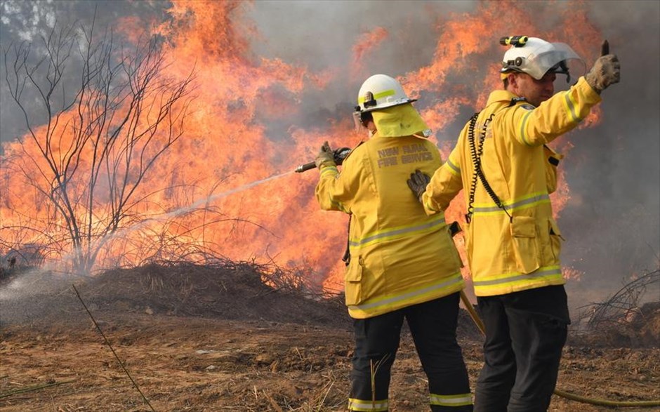 Πυρκαγιά στην Αυστραλία. Πυροσβέστες συμμετέχουν σε επιχείρηση κατάσβεσης πυρκαγιάς στην πόλη Ντέικ (Νέα Νότια Ουαλία, Αυστραλία). 
 