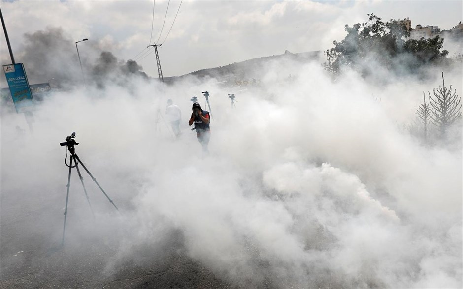 Συγκρούσεις στη Δυτική Όχθη. Ισραηλινές δυνάμεις ασφαλείας συγκρούονται με Παλαιστίνιους διαδηλωτές στην εβραϊκή συνοικία του Μπειτ Ελ, στη Δυτική Όχθη. 