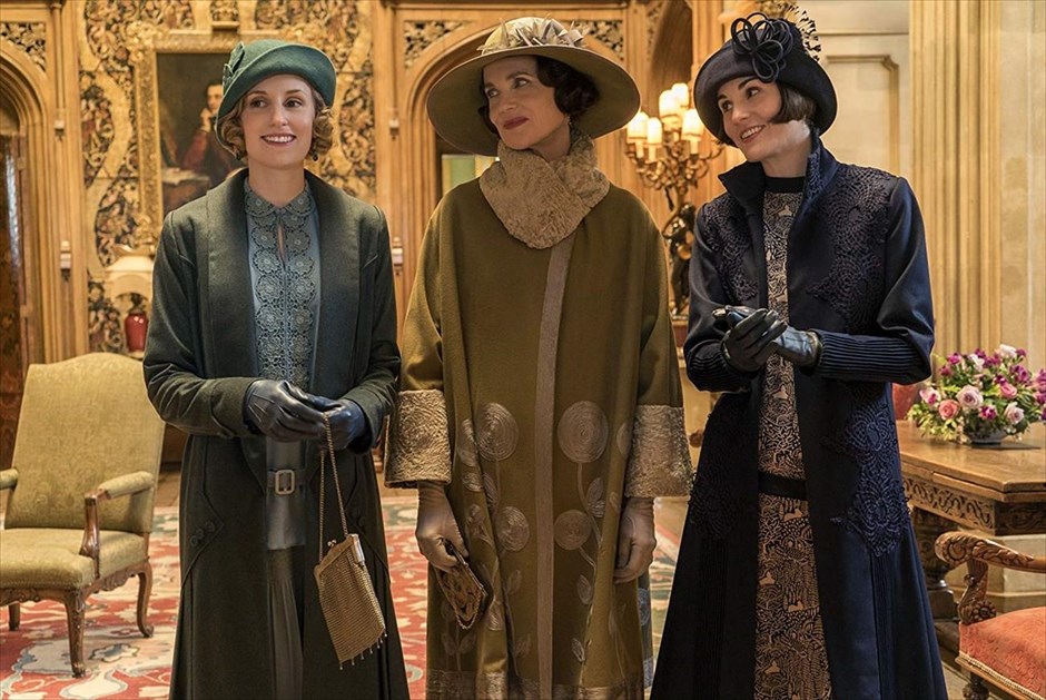 Ο Πύργος του Downton, ο Τζέραρντ Μπάτλερ και μια εφιαλτική γαμήλια νύχτα. Το πολυβραβευμένο σίριαλ μετακομίζει στη μεγάλη οθόνη, σε σκηνοθεσία Μάικλ Ένγκλερ. &nbsp;Η υπόθεση διαδραματίζεται μετά το τέλος της τηλεοπτικής σειράς. Η άφιξη του Βασιλιά Γεωργίου Ε΄ της Μεγάλης Βρετανίας και της Βασίλισσας Μαίρης, θα σημάνει συναγερμό στο επάνω σπίτι όπου διαμένει η οικογένεια, αλλά κυρίως στο κάτω σπίτι, καθώς τα πάντα πρέπει να είναι στην εντέλεια και ο χρόνος είναι περιορισμένος για μια επίσκεψη τέτοιων απαιτήσεων