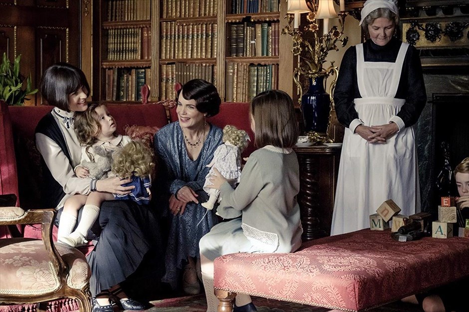 Ο Πύργος του Downton, ο Τζέραρντ Μπάτλερ και μια εφιαλτική γαμήλια νύχτα. Το πολυβραβευμένο σίριαλ μετακομίζει στη μεγάλη οθόνη, σε σκηνοθεσία Μάικλ Ένγκλερ. &nbsp;Η υπόθεση διαδραματίζεται μετά το τέλος της τηλεοπτικής σειράς. Η άφιξη του Βασιλιά Γεωργίου Ε΄ της Μεγάλης Βρετανίας και της Βασίλισσας Μαίρης, θα σημάνει συναγερμό στο επάνω σπίτι όπου διαμένει η οικογένεια, αλλά κυρίως στο κάτω σπίτι, καθώς τα πάντα πρέπει να είναι στην εντέλεια και ο χρόνος είναι περιορισμένος για μια επίσκεψη τέτοιων απαιτήσεων