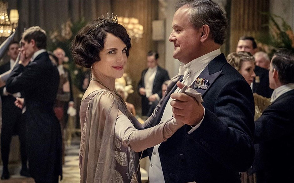 Ο Πύργος του Downton, ο Τζέραρντ Μπάτλερ και μια εφιαλτική γαμήλια νύχτα. Το πολυβραβευμένο σίριαλ μετακομίζει στη μεγάλη οθόνη, σε σκηνοθεσία Μάικλ Ένγκλερ. &nbsp;Η υπόθεση διαδραματίζεται μετά το τέλος της τηλεοπτικής σειράς. Η άφιξη του Βασιλιά Γεωργίου Ε΄ της Μεγάλης Βρετανίας και της Βασίλισσας Μαίρης, θα σημάνει συναγερμό στο επάνω σπίτι όπου διαμένει η οικογένεια, αλλά κυρίως στο κάτω σπίτι, καθώς τα πάντα πρέπει να είναι στην εντέλεια και ο χρόνος είναι περιορισμένος για μια επίσκεψη τέτοιων απαιτήσεων