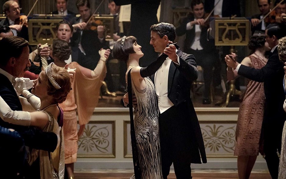 Ο Πύργος του Downton, ο Τζέραρντ Μπάτλερ και μια εφιαλτική γαμήλια νύχτα. Το πολυβραβευμένο σίριαλ μετακομίζει στη μεγάλη οθόνη, σε σκηνοθεσία Μάικλ Ένγκλερ. &nbsp;Η υπόθεση διαδραματίζεται μετά το τέλος της τηλεοπτικής σειράς. Η άφιξη του Βασιλιά Γεωργίου Ε΄ της Μεγάλης Βρετανίας και της Βασίλισσας Μαίρης, θα σημάνει συναγερμό στο επάνω σπίτι όπου διαμένει η οικογένεια, αλλά κυρίως στο κάτω σπίτι, καθώς τα πάντα πρέπει να είναι στην εντέλεια και ο χρόνος είναι περιορισμένος για μια επίσκεψη τέτοιων απαιτήσεων