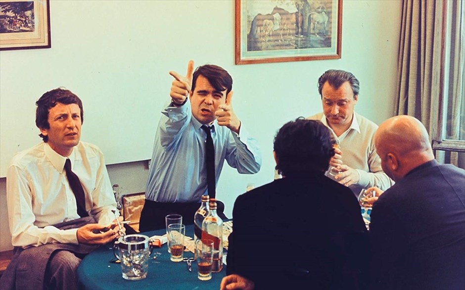 H Νύφη Φορούσε Μαύρα . Στη θρυλική συνεργασία του Φρανσουά Τριφό με την Ζαν Μορό, μια πανέμορφη και ερωτευμένη νύφη, βλέπει τον σύζυγό της να δολοφονείται άγρια στα σκαλιά της εκκλησίας.