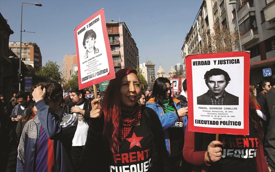 Μία άλλη 11η Σεπτεμβρίου. Διαμαρτυρία γυναικών στο Σαντιάγο της Χιλής. Πέρασαν 46 χρόνια από το πραξικόπημα στη χώρα, τα τραγικά γεγονότα της 11ης Σεπτεμβρίου 1973, αλλά κάποιοι Χιλιανοί δεν ξεχνούν. Τη δικτατορία του Πινοσέτ (1973-1990), που εφάρμοσε τις πιο σκληρές μεθόδους κρατικής βίας, με μαζικές φυλακίσεις και χιλιάδες απαγωγές και εκτελέσεις. Η ατιμωρησία μετά την επάνοδο της δημοκρατίας κράτησε το τραύμα ανοικτό.