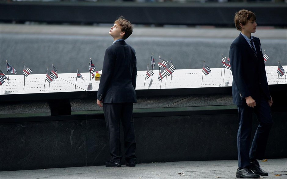 Δεκαοκτώ χρόνια από την 11η Σεπτεμβρίου. Οι Νεοϋορκέζοι τίμησαν τα θύματα των επιθέσεων της 11ης Σεπτεμβρίου 2001, εκφράζοντας τη βούληση να διασφαλίσουν ότι οι νεότερες γενιές δεν θα ξεχάσουν ποτέ την πλέον πολύνεκρη τρομοκρατική επίθεση που έχει σημειωθεί στην Ιστορία των ΗΠΑ.