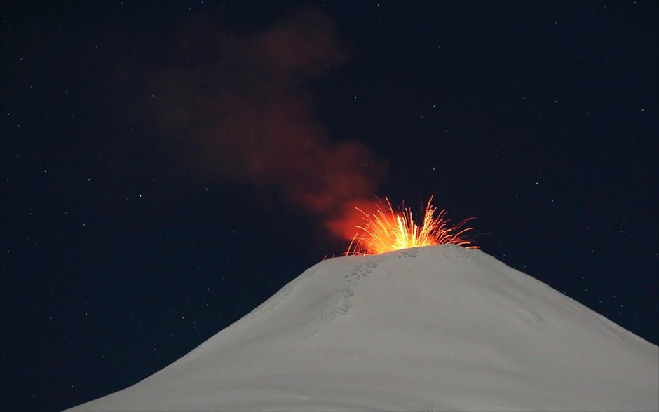Εντυπωσιακό ηφαίστειο . Το ηφαίστειο Βιγιαρρίκα, στη Χιλή, «λάμπει» κατά τη διάρκεια της νύχτας. 