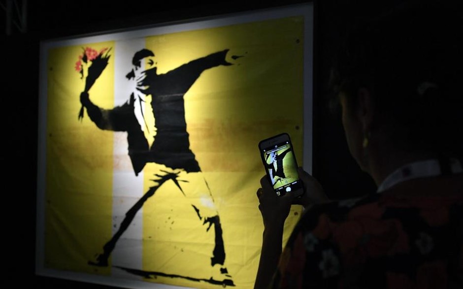 Έκθεση για τον Banksy στην Αυστραλία. Επισκέπτης της έκθεσης «The Art Of Banksy» παίρνει φωτογραφία από έργο του Banksy. Η έκθεση, η οποία ανοιηει επίσημα στις 13 Σεπτεμβρίου, φιλοξενείται στο Moore Park