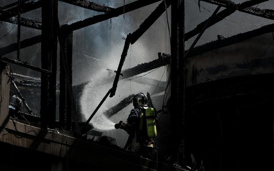Φωτιά στην Κυψέλη. Πυροσβέστες επιχειρούν στην κατάσβεση φωτιάς που ξέσπασε σε κατάστημα στην Κυψέλη.