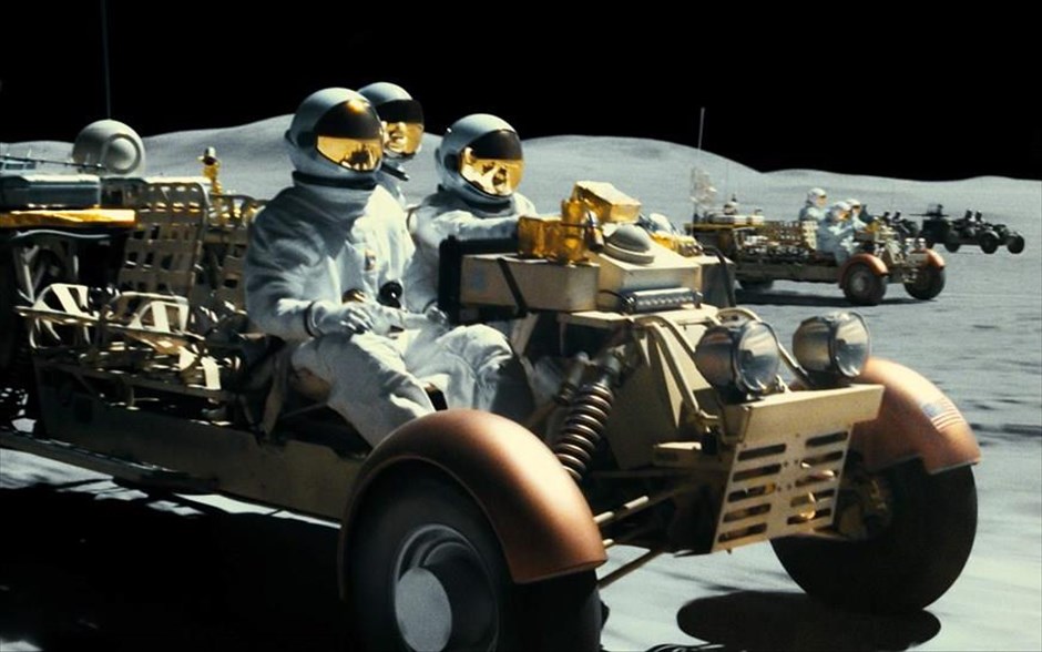 Ad Astra. Ο αστροναύτης Ρόι ΜακΜπράιντ ταξιδεύει στα πέρατα του ηλιακού συστήματος για να βρει τον χαμένο πατέρα του και να διαλευκάνει ένα μυστήριο που απειλεί την επιβίωση του πλανήτη.&nbsp;Το ταξίδι του θα φέρει στην επιφάνεια μυστικά που θέτουν υπό αμφισβήτηση τη φύση της ανθρώπινης ύπαρξης και τη θέση μας στο σύμπαν. &nbsp;Ο σκηνοθέτης Τζέιμς Γκρέι&nbsp;στέλνει τον Μπραντ Πιτ στ’ αστέρια, ίσως και στα Όσκαρ.