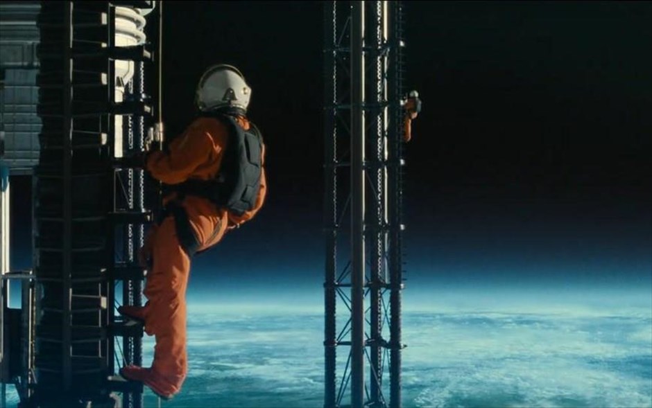 Ad Astra. Ο αστροναύτης Ρόι ΜακΜπράιντ ταξιδεύει στα πέρατα του ηλιακού συστήματος για να βρει τον χαμένο πατέρα του και να διαλευκάνει ένα μυστήριο που απειλεί την επιβίωση του πλανήτη.&nbsp;Το ταξίδι του θα φέρει στην επιφάνεια μυστικά που θέτουν υπό αμφισβήτηση τη φύση της ανθρώπινης ύπαρξης και τη θέση μας στο σύμπαν. &nbsp;Ο σκηνοθέτης Τζέιμς Γκρέι&nbsp;στέλνει τον Μπραντ Πιτ στ’ αστέρια, ίσως και στα Όσκαρ.