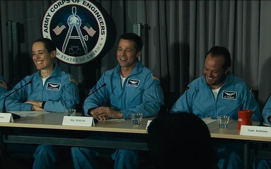 Ad Astra. Ο αστροναύτης Ρόι ΜακΜπράιντ ταξιδεύει στα πέρατα του ηλιακού συστήματος για να βρει τον χαμένο πατέρα του και να διαλευκάνει ένα μυστήριο που απειλεί την επιβίωση του πλανήτη.&nbsp;Το ταξίδι του θα φέρει στην επιφάνεια μυστικά που θέτουν υπό αμφισβήτηση τη φύση της ανθρώπινης ύπαρξης και τη θέση μας στο σύμπαν. &nbsp;Ο σκηνοθέτης Τζέιμς Γκρέι&nbsp;στέλνει τον Μπραντ Πιτ στ’ αστέρια, ίσως και στα Όσκαρ.