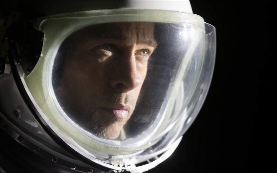 Ad Astra. Ο αστροναύτης Ρόι ΜακΜπράιντ ταξιδεύει στα πέρατα του ηλιακού συστήματος για να βρει τον χαμένο πατέρα του και να διαλευκάνει ένα μυστήριο που απειλεί την επιβίωση του πλανήτη.&nbsp;Το ταξίδι του θα φέρει στην επιφάνεια μυστικά που θέτουν υπό αμφισβήτηση τη φύση της ανθρώπινης ύπαρξης και τη θέση μας στο σύμπαν. &nbsp;Ο σκηνοθέτης Τζέιμς Γκρέι&nbsp;στέλνει τον Μπραντ Πιτ στ’ αστέρια, ίσως και στα Όσκαρ.