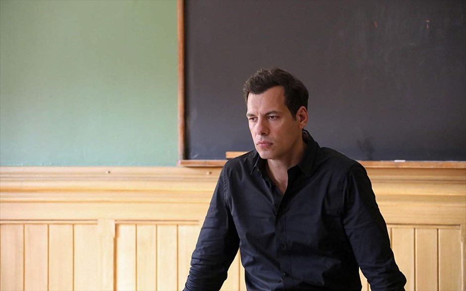 Το Τελευταίο Μάθημα. Σε ένα γαλλικό σχολείο, με μερικά άκρως επικίνδυνα μυστικά, ένας άντρας αναλαμβάνει να αντικαταστήσει τον δάσκαλο, που αυτοκτόνησε μπροστά στους μαθητές του. Αμέσως, διαπιστώνει πως μεταξύ τους υπάρχει διάχυτη βία,&nbsp;ενώ ο ίδιος αντιμετωπίζεται με υπεροψία, μια συμπεριφορά που τον οδηγεί να εξακριβώσει τι προκαλεί αυτήν την αντίδραση.&nbsp;