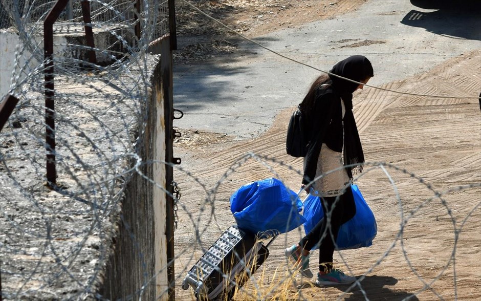 Σε δομές φιλοξενίας στην Κόρινθο οι πρόσφυγες της Αχαρνών. Στιγμιότυπο από το στρατόπεδο&nbsp;Κορίνθου όπου μεταφέρθηκαν οι πρόσφυγες από τα δύο κτήρια της Αχαρνών στα οποία πραγματοποίησε χθες επιχείρηση εκκένωσης η Ελληνική Αστυνομία.&nbsp;