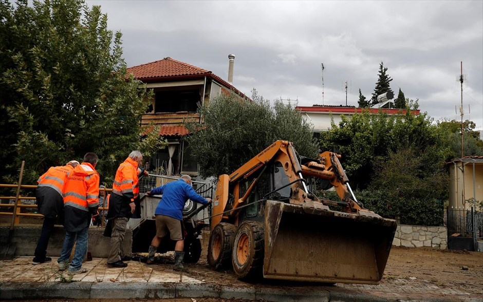 Ευκαρπία: Καταστροφές από την κακοκαιρία. Προβλήματα προκάλεσε η καταιγίδα που έπληξε τη δυτική Θεσσαλονίκη, όπου δρόμοι μετατράπηκαν σε ποτάμια, υπόγεια πλημμύρισαν κι οδηγοί εγκλωβίστηκαν στα οχήματά τους.