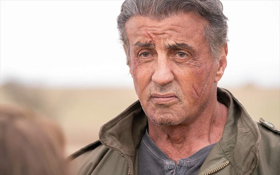 Rambo: Το Τελευταίο Αίμα. Τέσσερις δεκαετίες μετά, φτάνουμε από το Πρώτο στο Τελευταίο Αίμα, όπου ο Τζον Ράμπο θα πρέπει να έρθει αντιμέτωπος&nbsp;με το παρελθόν του και να φέρει ξανά στην επιφάνεια τις ανελέητες πολεμικές του ικανότητες, με σκοπό να πάρει εκδίκηση στην τελευταία του&nbsp;επικίνδυνη αποστολή.