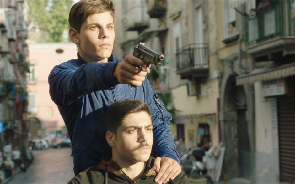 Η Μεγάλη Νύχτα της Νάπολης. Στο μαφιόζικο δράμα, σε σκηνοθεσία Κλαούντιο Τζιοβανέζι, μια ομάδα έφηβων φίλων αποφασίζει να πάρει τον έλεγχο των δρόμων&nbsp;ως άλλοι γκάνγκστερ με τη ψευδαίσθηση πως έτσι θα αποκαταστήσουν τη δικαιοσύνη στη γειτονιά τους. Σύντομα, θα μάθουν, όμως, πως όταν παίζεις με όπλα, δε θα αργήσει να έρθει η στιγμή που θα θρηνήσεις νεκρούς.