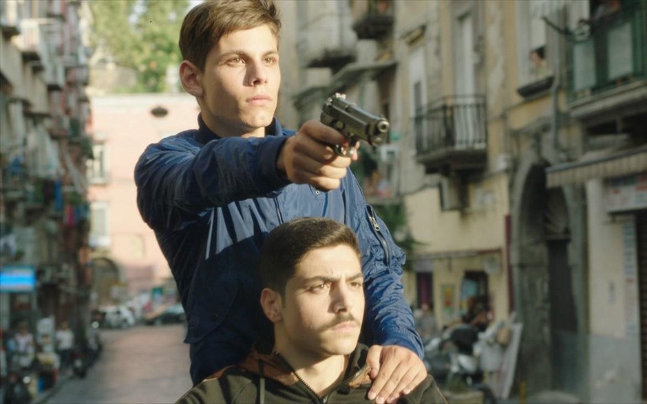 Η Μεγάλη Νύχτα της Νάπολης. Στο μαφιόζικο δράμα, σε σκηνοθεσία Κλαούντιο Τζιοβανέζι, μια ομάδα έφηβων φίλων αποφασίζει να πάρει τον έλεγχο των δρόμων&nbsp;ως άλλοι γκάνγκστερ με τη ψευδαίσθηση πως έτσι θα αποκαταστήσουν τη δικαιοσύνη στη γειτονιά τους. Σύντομα, θα μάθουν, όμως, πως όταν παίζεις με όπλα, δε θα αργήσει να έρθει η στιγμή που θα θρηνήσεις νεκρούς.