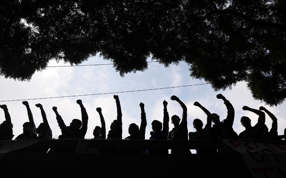Μεξικό: Πέντε χρόνια από την εξαφάνιση των 43 φοιτητών. Γονείς και συγγενείς των 43 αγνοούμενων φοιτητών παίρνουν μέρος σε διαδήλωση στην Πόλη του Μεξικού.&nbsp;Το 2014 η απαγωγή και στη συνέχεια η άγρια δολοφονία 43 φοιτητών στην πόλη&nbsp;Ιγουάλα, στο νοτιοδυτικό Μεξικό,&nbsp;από διεφθαρμένους αστυνομικούς οι οποίοι συνεργάζονταν με ένα βίαιο&nbsp;καρτέλ ναρκωτικών&nbsp;αποτέλεσε μία από τις χειρότερες κρίσεις στην προεδρία του Ενρίκε Πένα Νιέτο.