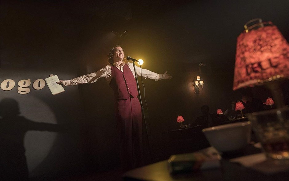 Joker . &nbsp;Εξετάζοντας τον μύθο του «Joker» από ένα αμιγώς κοινωνικό πρίσμα, η νέα δημιουργία του Τοντ Φίλιπς προσφέρει ένα τρυφερό αλλά και τρομακτικό πορτρέτο, οδηγώντας τον Χοακίν Φίνιξ απευθείας στα Όσκαρ. Στην υπόθεση της ταινίας -η οποία απέσπασε Χρυσό Λέοντα στο φετινό Φεστιβάλ Βενετίας- ο Άρθουρ δουλεύει ως κλόουν το πρωί και ως stand up κωμικός τα βράδια. Πολύ γρήγορα, συνειδητοποιεί ότι ο περίγελος είναι ο ίδιος και όχι αυτά που λέει ή κάνει.