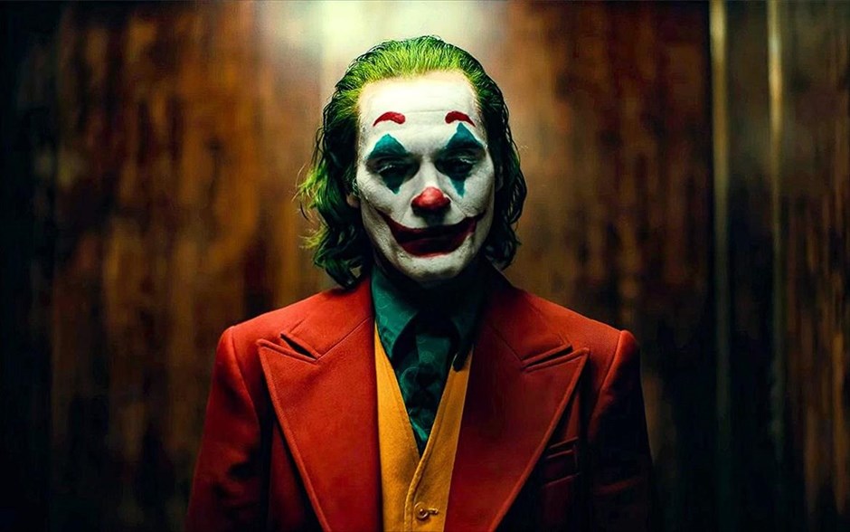 Joker . &nbsp;Εξετάζοντας τον μύθο του «Joker» από ένα αμιγώς κοινωνικό πρίσμα, η νέα δημιουργία του Τοντ Φίλιπς προσφέρει ένα τρυφερό αλλά και τρομακτικό πορτρέτο, οδηγώντας τον Χοακίν Φίνιξ απευθείας στα Όσκαρ. Στην υπόθεση της ταινίας -η οποία απέσπασε Χρυσό Λέοντα στο φετινό Φεστιβάλ Βενετίας- ο Άρθουρ δουλεύει ως κλόουν το πρωί και ως stand up κωμικός τα βράδια. Πολύ γρήγορα, συνειδητοποιεί ότι ο περίγελος είναι ο ίδιος και όχι αυτά που λέει ή κάνει.