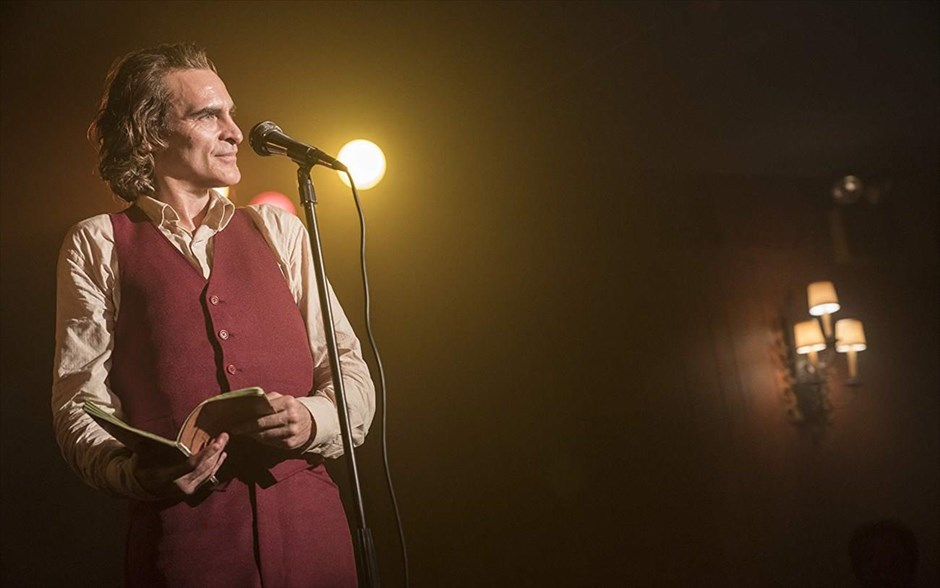 Joker . &nbsp;Εξετάζοντας τον μύθο του «Joker» από ένα αμιγώς κοινωνικό πρίσμα, η νέα δημιουργία του Τοντ Φίλιπς προσφέρει ένα τρυφερό αλλά και τρομακτικό πορτρέτο, οδηγώντας τον Χοακίν Φίνιξ απευθείας στα Όσκαρ. Στην υπόθεση της ταινίας -η οποία απέσπασε Χρυσό Λέοντα στο φετινό Φεστιβάλ Βενετίας- ο Άρθουρ δουλεύει ως κλόουν το πρωί και ως stand up κωμικός τα βράδια. Πολύ γρήγορα, συνειδητοποιεί ότι ο περίγελος είναι ο ίδιος και όχι αυτά που λέει ή κάνει.