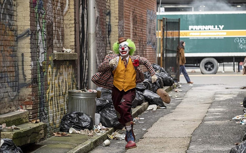 Joker . &nbsp;Εξετάζοντας τον μύθο του «Joker» από ένα αμιγώς κοινωνικό πρίσμα, η νέα δημιουργία του Τοντ Φίλιπς προσφέρει ένα τρυφερό αλλά και τρομακτικό πορτρέτο, οδηγώντας τον Χοακίν Φίνιξ απευθείας στα Όσκαρ. Στην υπόθεση της ταινίας -η οποία απέσπασε Χρυσό Λέοντα στο φετινό Φεστιβάλ Βενετίας- ο Άρθουρ δουλεύει ως κλόουν το πρωί και ως stand up κωμικός τα βράδια. Πολύ γρήγορα, συνειδητοποιεί ότι ο περίγελος είναι ο ίδιος και όχι αυτά που λέει ή κάνει.