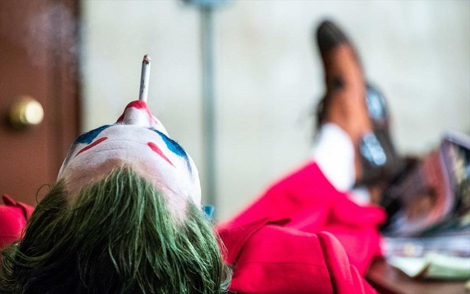 Joker . &nbsp;Εξετάζοντας τον μύθο του «Joker» από ένα αμιγώς κοινωνικό πρίσμα, η νέα δημιουργία του Τοντ Φίλιπς προσφέρει ένα τρυφερό αλλά και τρομακτικό πορτρέτο, οδηγώντας τον Χοακίν Φίνιξ απευθείας στα Όσκαρ. Στην υπόθεση της ταινίας -η οποία απέσπασε Χρυσό Λέοντα στο φετινό Φεστιβάλ Βενετίας- ο Άρθουρ δουλεύει ως κλόουν το πρωί και ως stand up κωμικός τα βράδια. Πολύ γρήγορα, συνειδητοποιεί ότι ο περίγελος είναι ο ίδιος και όχι αυτά που λέει ή κάνει.